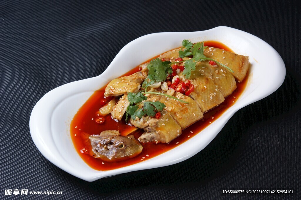 紅燒魚配香料點(diǎn)綴