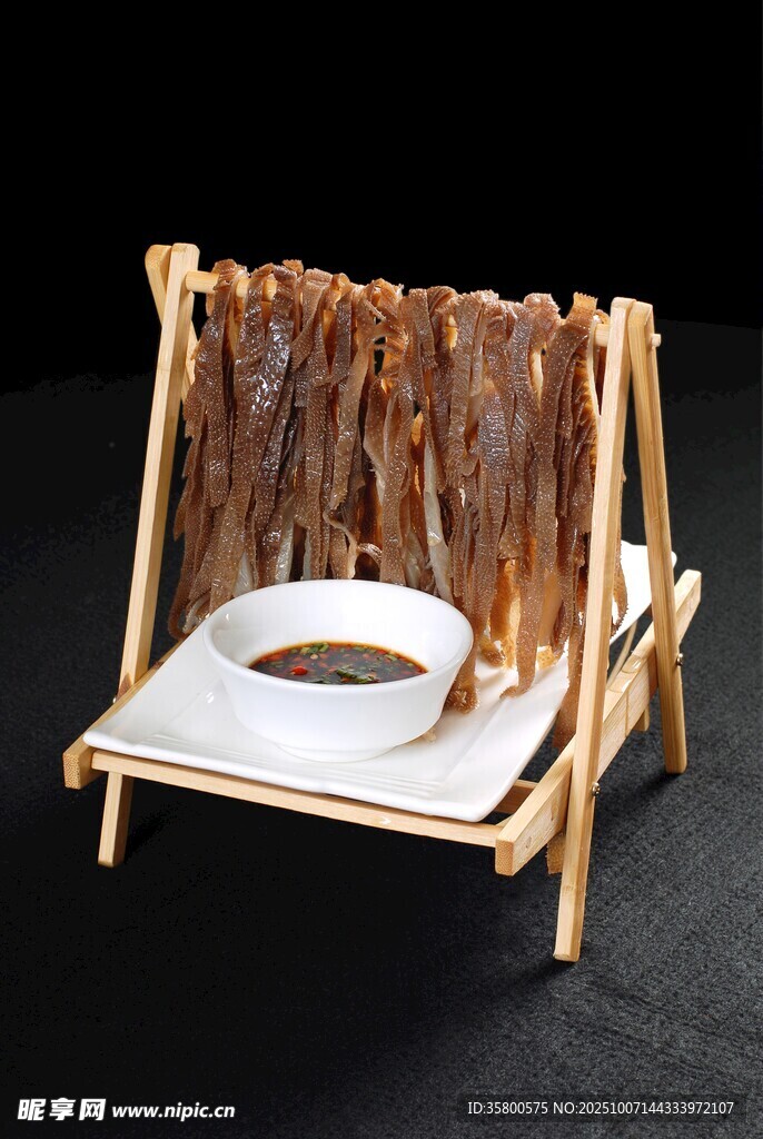 竹架晾曬的美味干制海產(chǎn)品