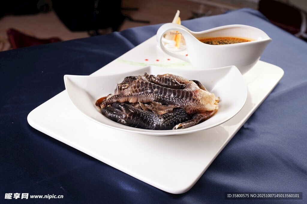 美味烏雞湯配滋補(bǔ)湯汁