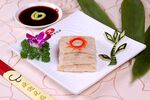 精致擺盤(pán)的美味豆腐卷