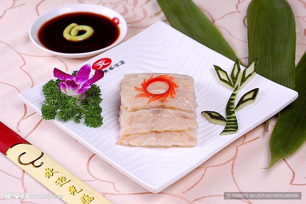 精致擺盤的美味豆腐卷