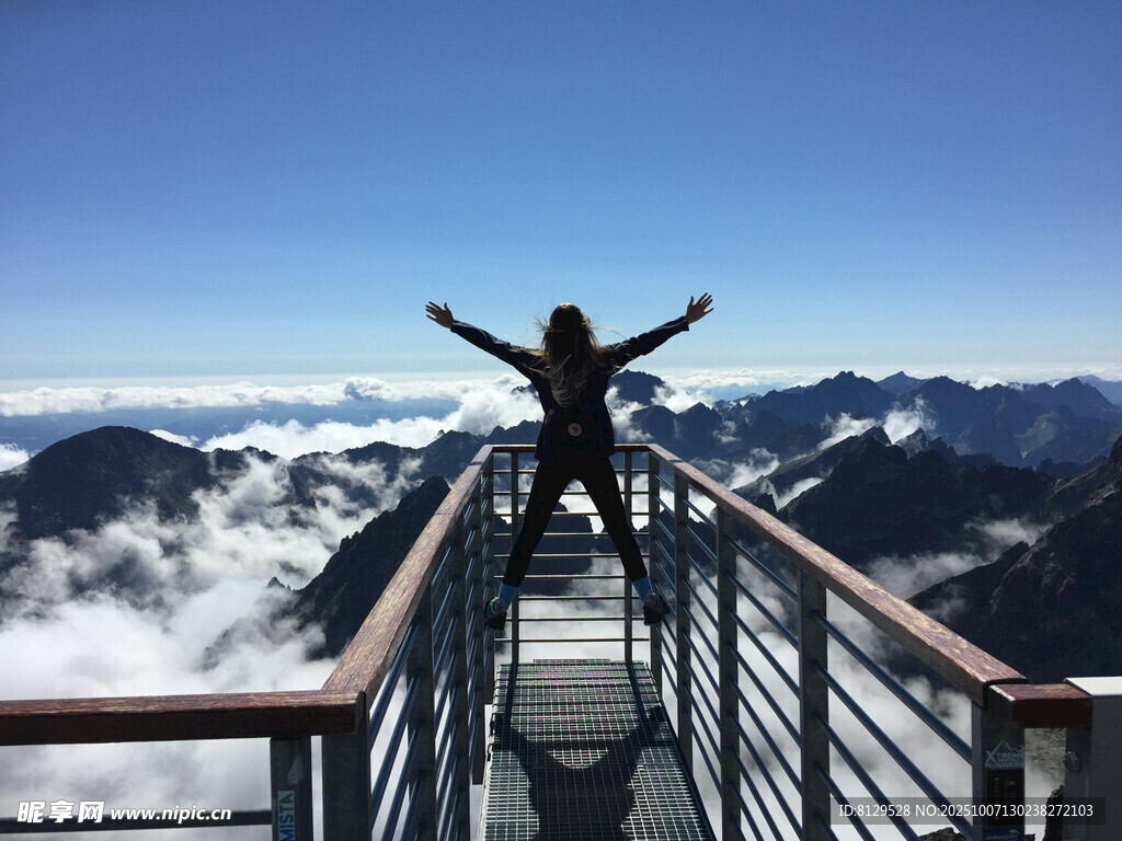 山頂觀景臺人物舒展身姿