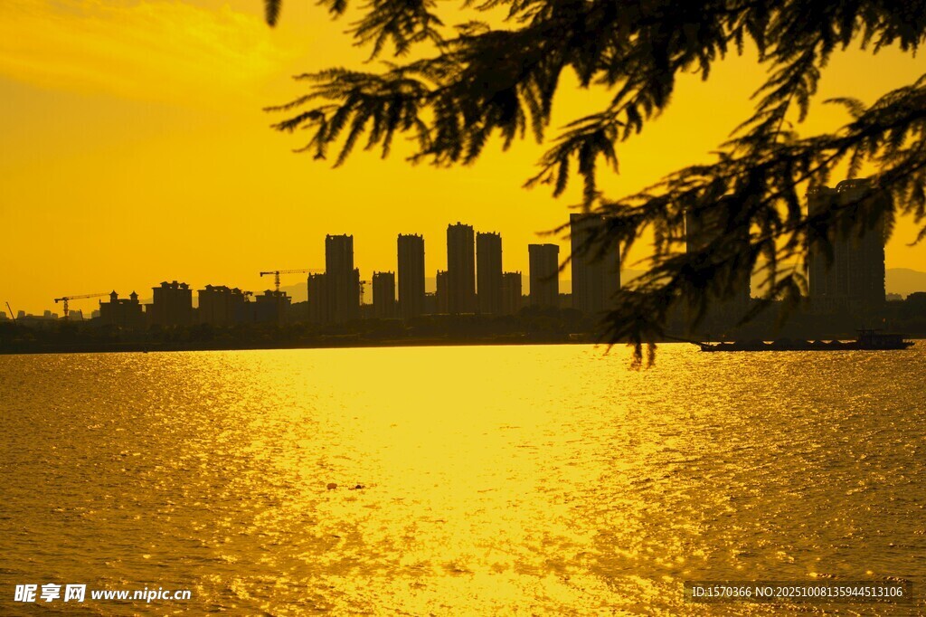 夕陽下的城市湖畔美景