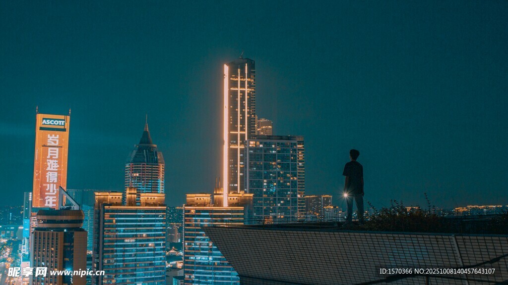 城市夜景下的孤獨(dú)身影