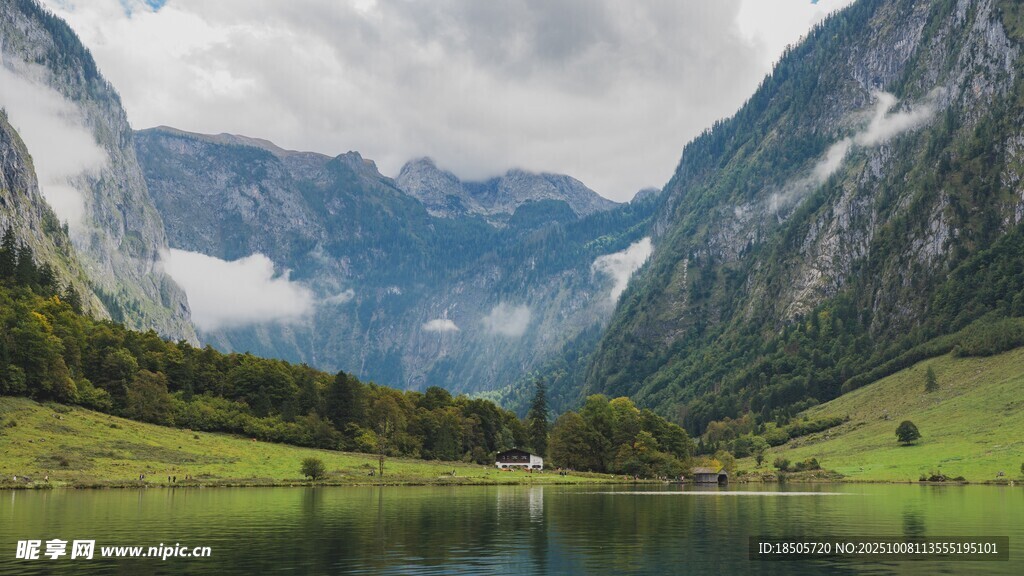 高山湖畔美景