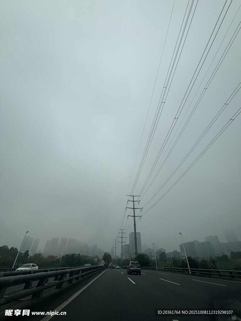 霧中公路與輸電線路