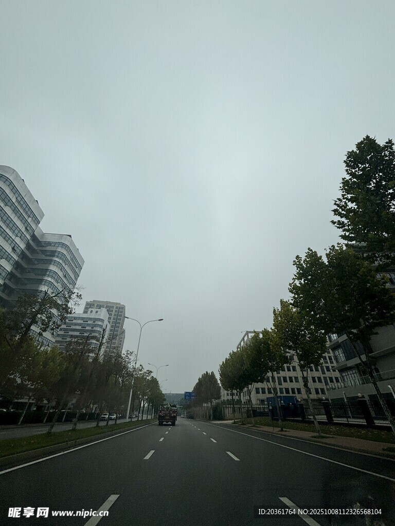 城市道路雨天行車景象