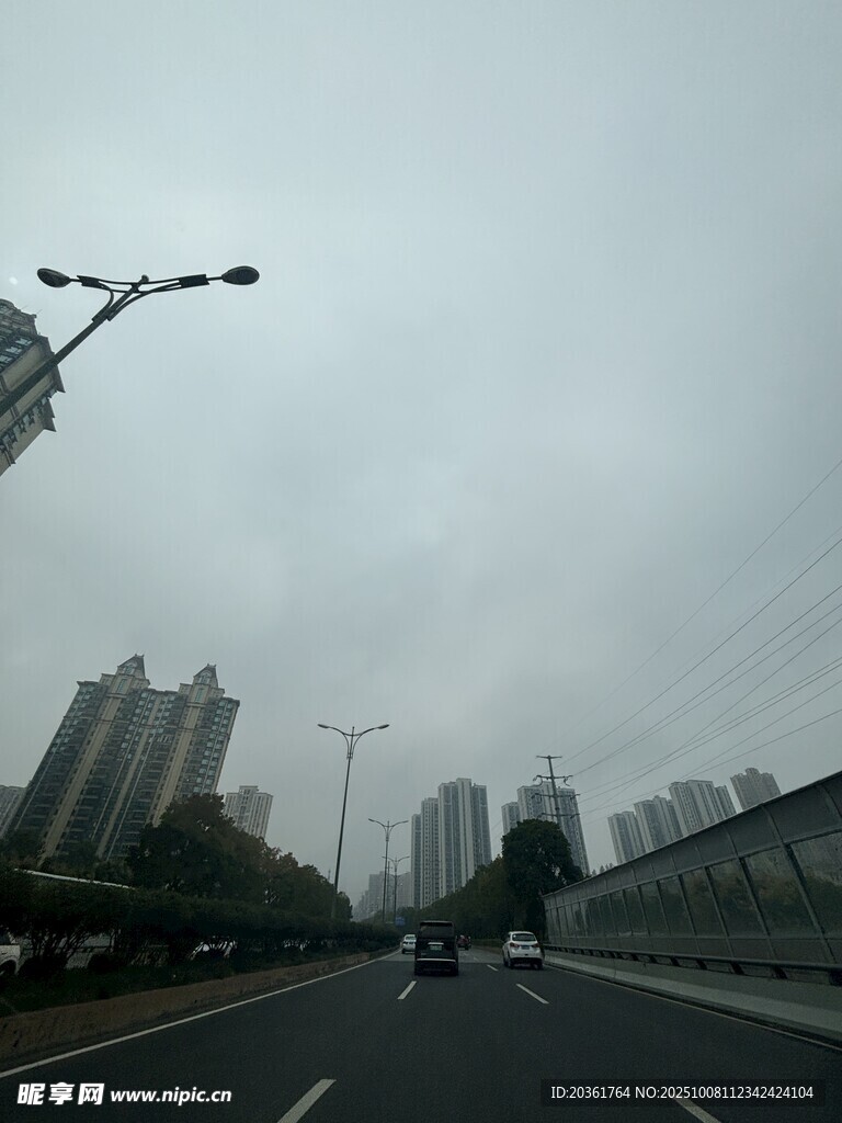 城市道路上的陰沉天氣
