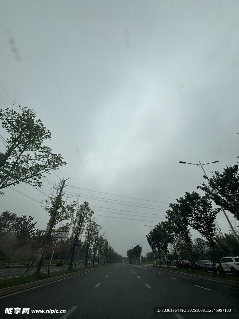 雨中道路