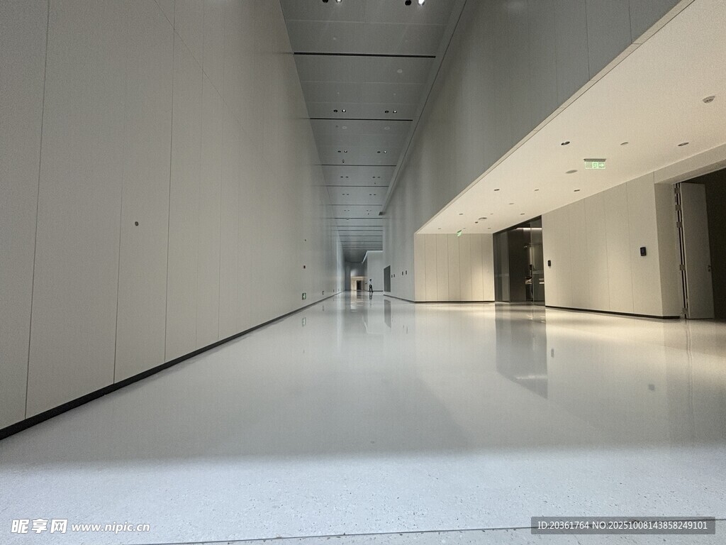 空曠現代的室內走廊空間