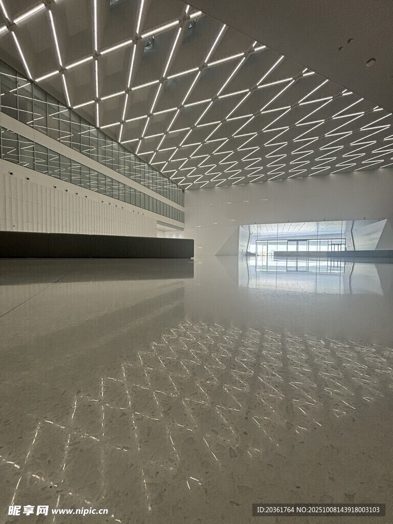 現(xiàn)代建筑室內(nèi)空曠空間