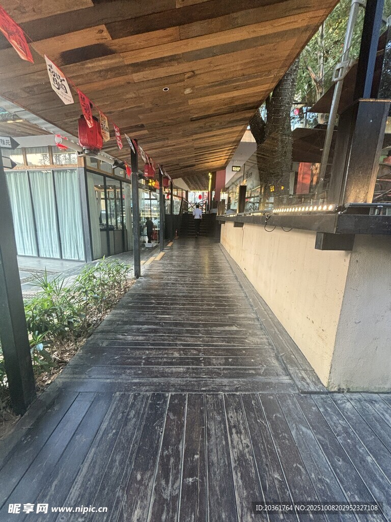 木質(zhì)長廊下的休閑空間