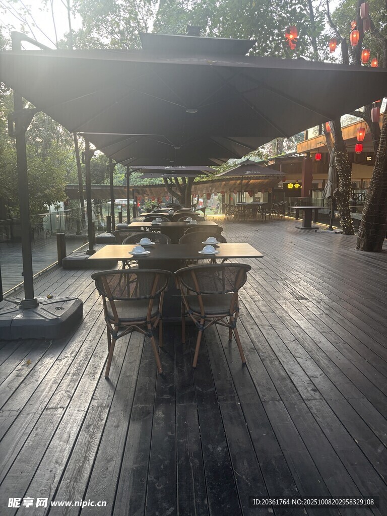 戶外木質(zhì)露臺休閑桌椅景觀