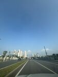 寬闊公路通向林立高樓