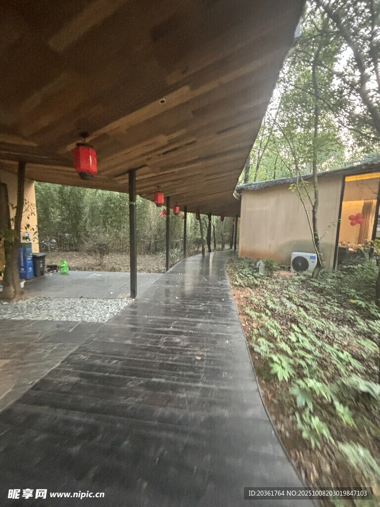 中式庭院雨中靜謐長(zhǎng)廊