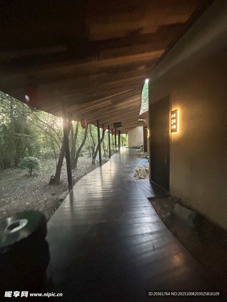 日式庭院走廊靜謐景象