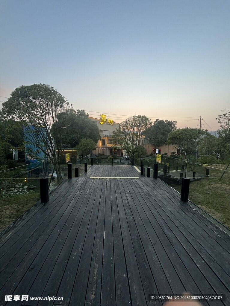黃昏下的木質棧道景觀