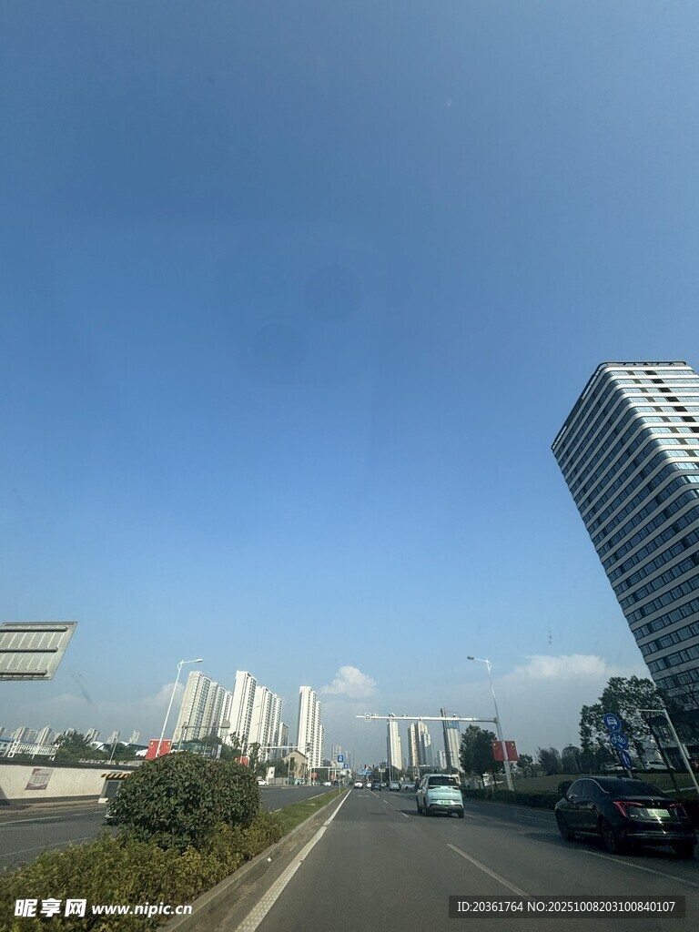 城市道路旁的現(xiàn)代建筑景觀