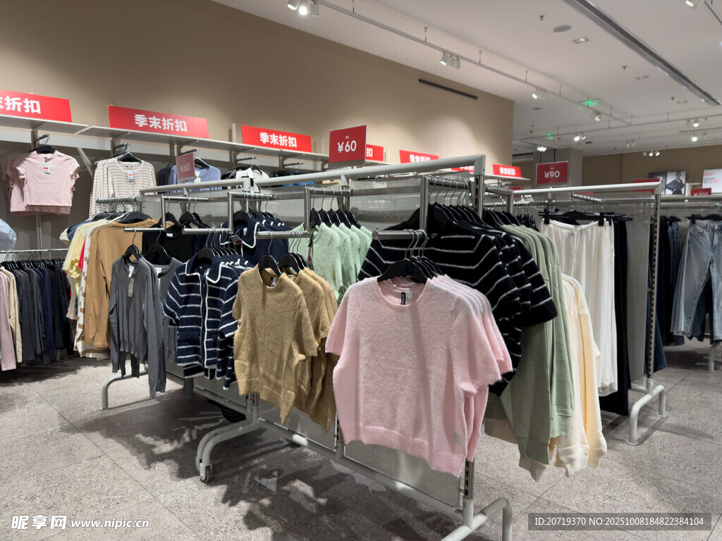時尚服裝店的多樣服飾陳列