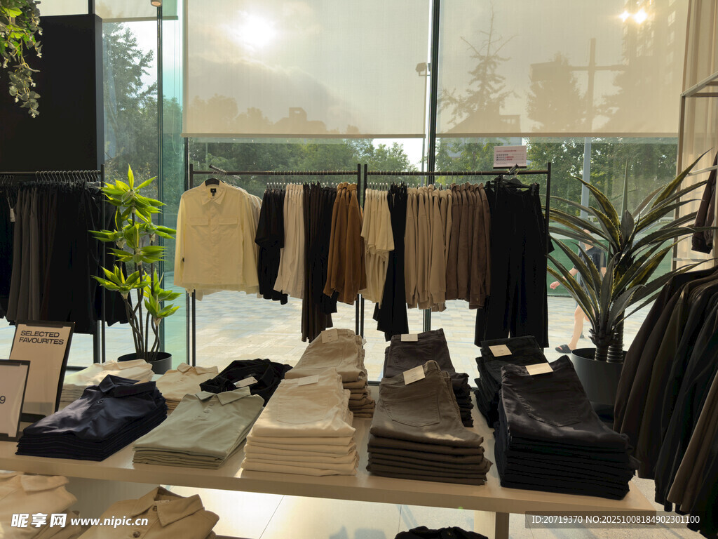 時(shí)尚服裝店陳列展示
