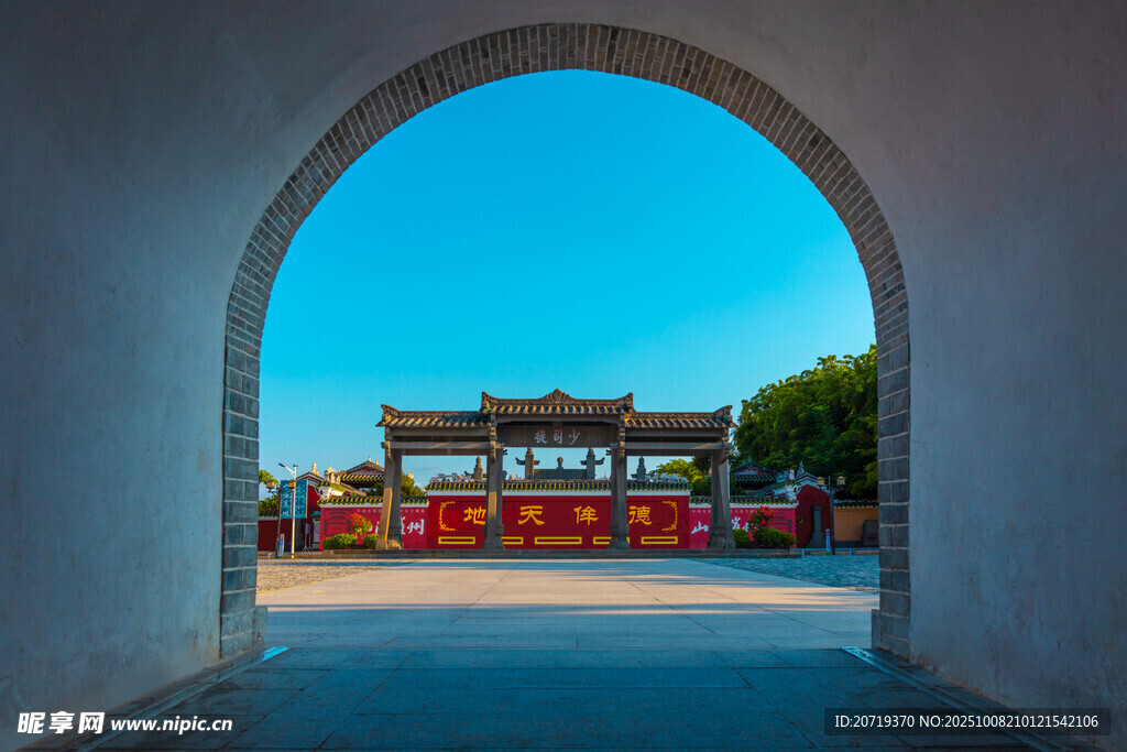 拱門視角下的美麗風(fēng)景