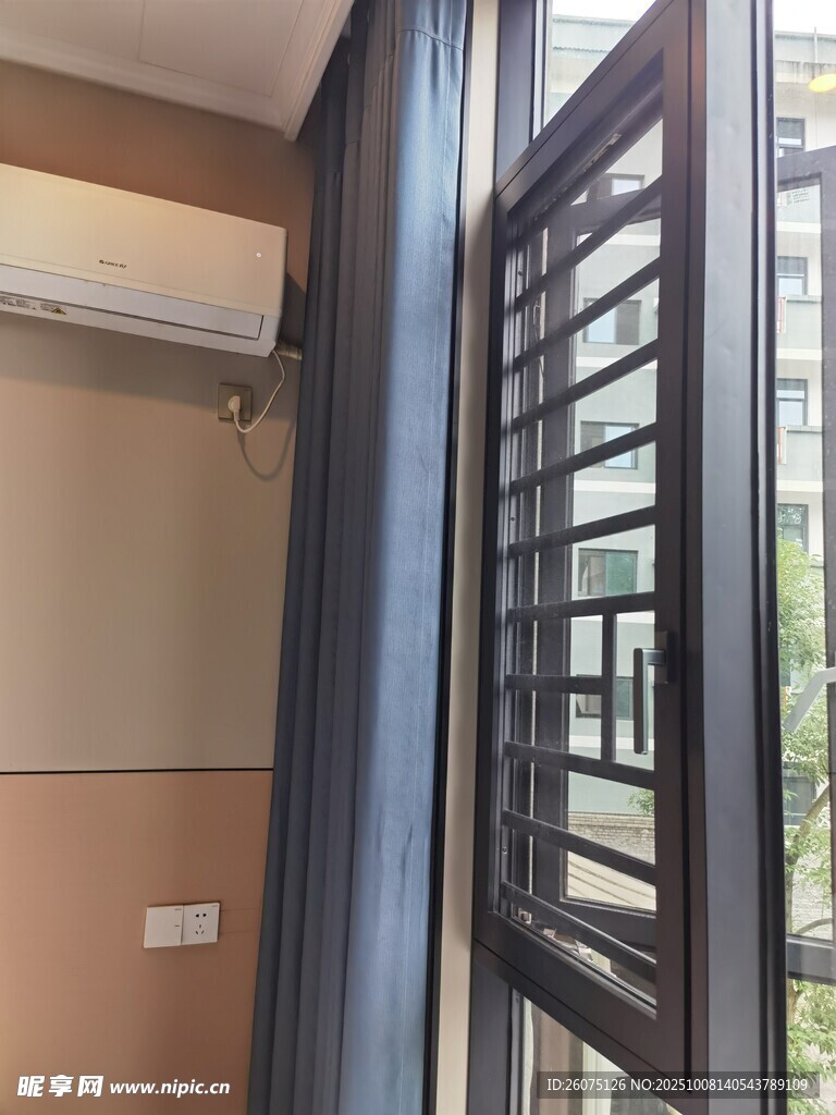 室內(nèi)窗邊百葉窗景觀