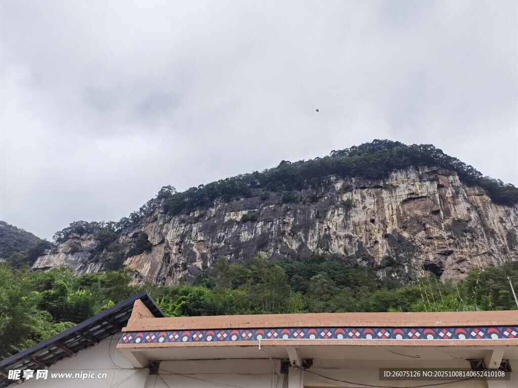山間古建筑屋頂古樸景致