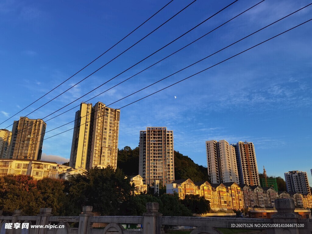 城市高樓與藍(lán)天電線景觀