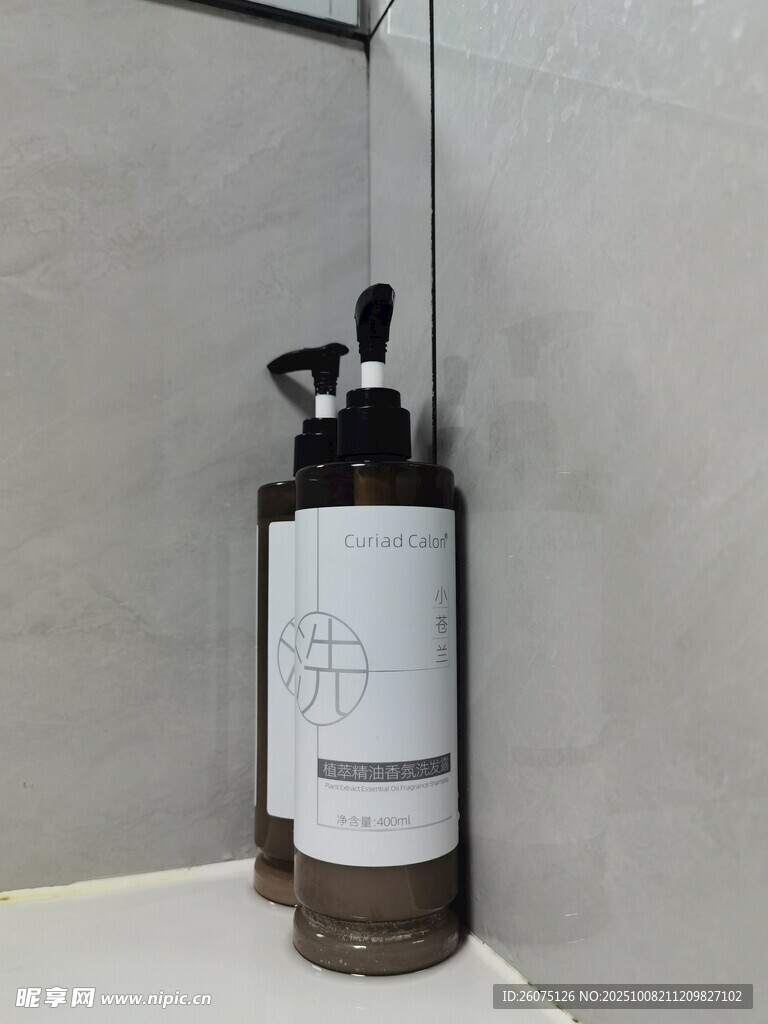 浴室中的簡約洗護(hù)用品瓶