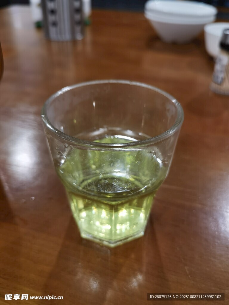 透明玻璃杯中淺綠色液體