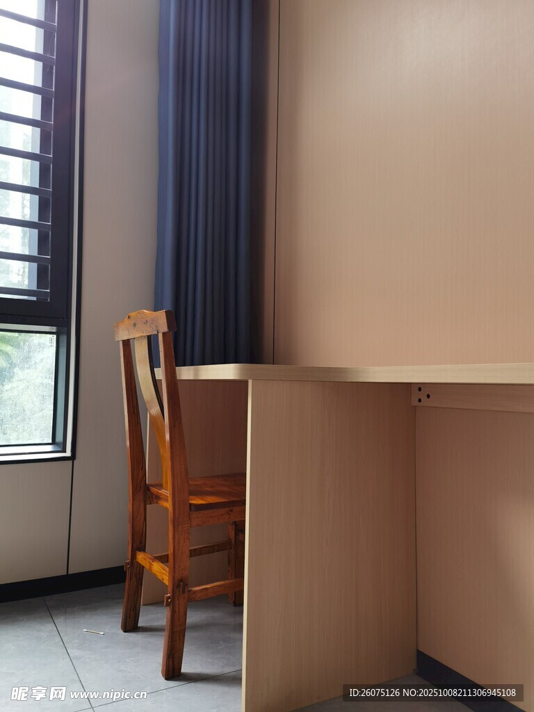 簡約室內(nèi)桌椅與窗邊場景