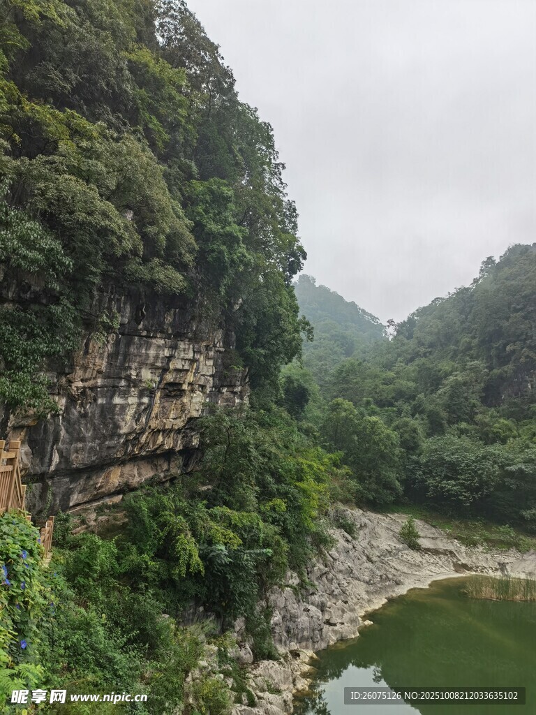 山間綠水繞崖壁覆翠景