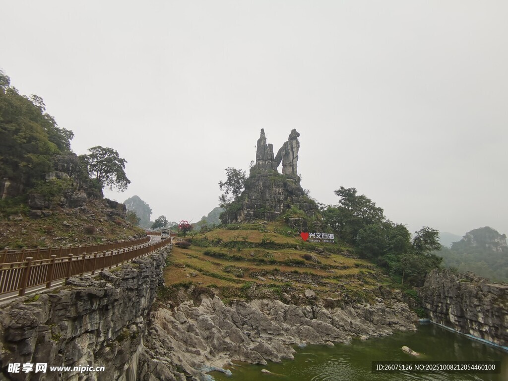 山間奇景古老石峰與梯田