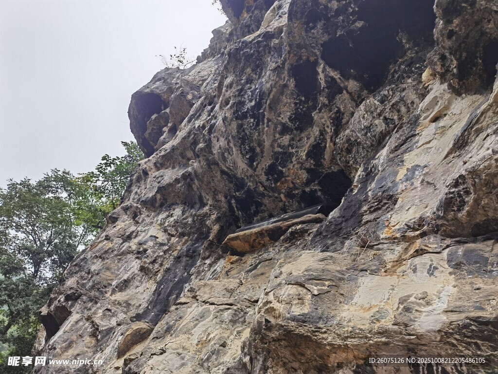 陡峭嶙峋的巖石景觀