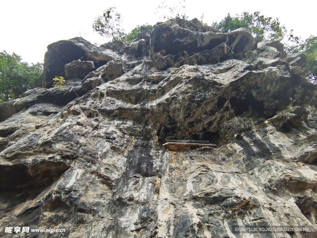 陡峭嶙峋的巖石景觀