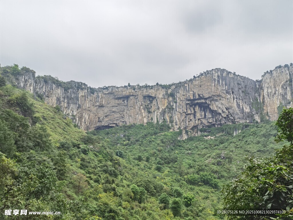 青山峻嶺間的自然美景