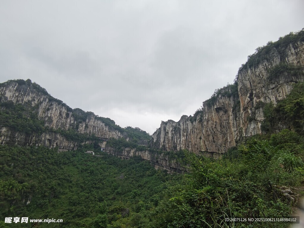 壯麗山巒間的翠綠景致
