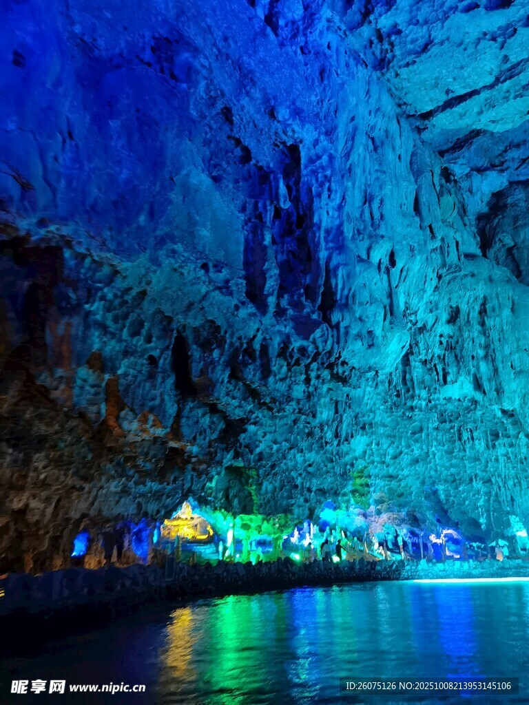 夢幻溶洞夜景燈光秀