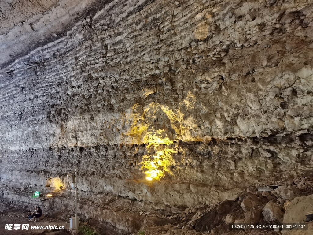 地下洞穴內(nèi)的光影奇觀