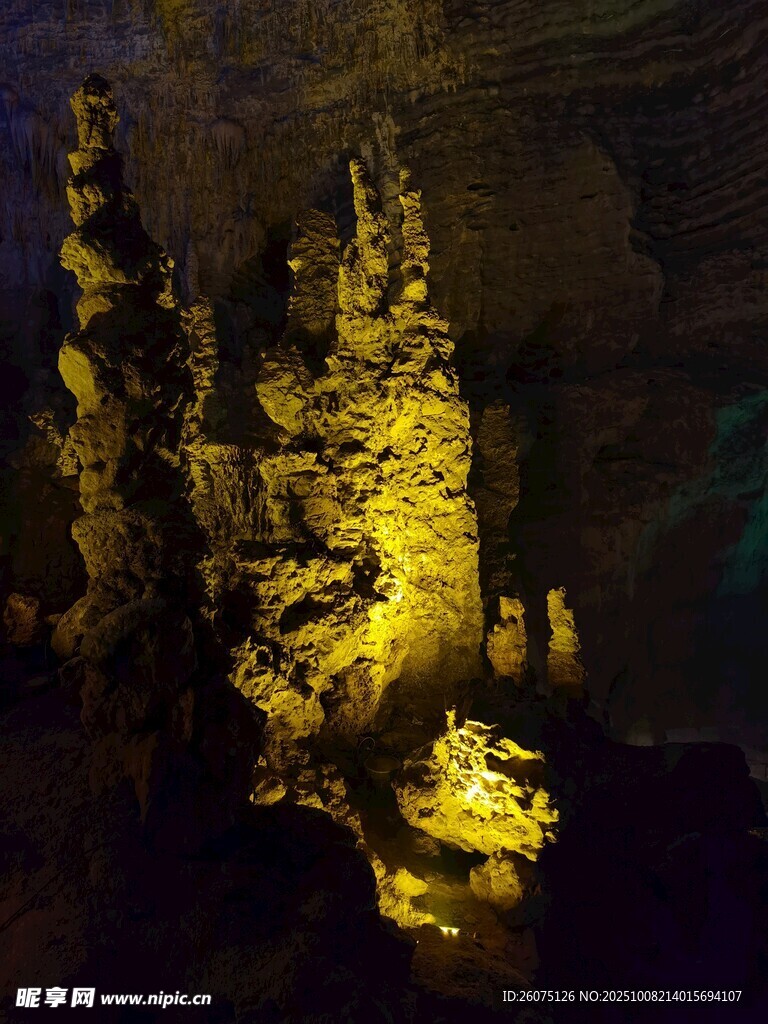 夢(mèng)幻溶洞景觀光影璀璨