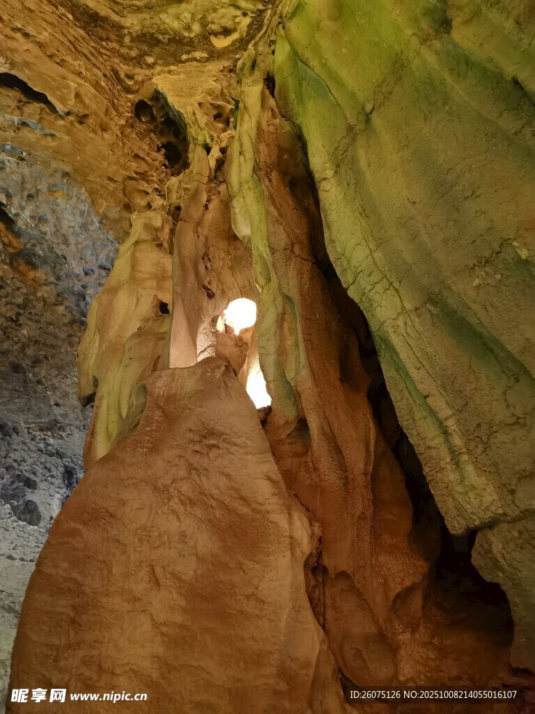 洞穴內(nèi)奇特的鐘乳石景觀