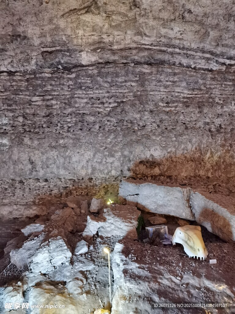 巖石表面的多樣礦物痕跡