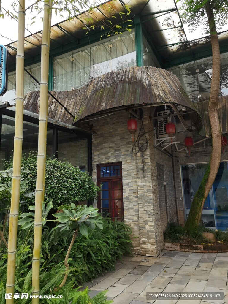 中式庭院小屋綠植環(huán)繞