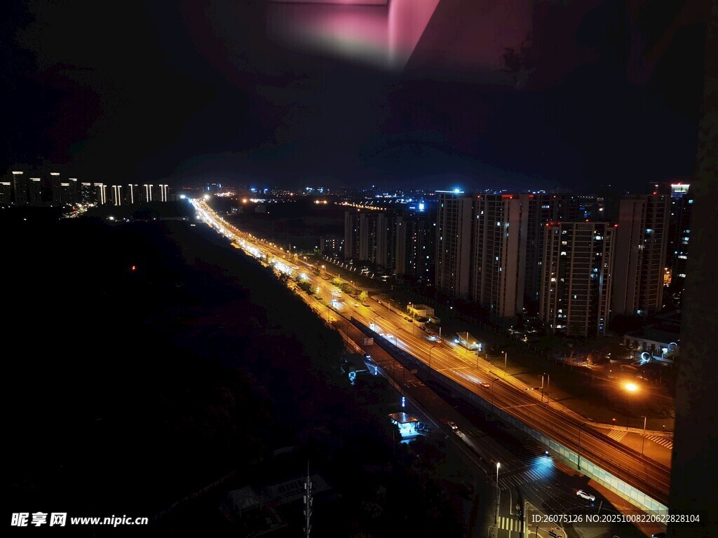 城市夜景中的璀璨道路