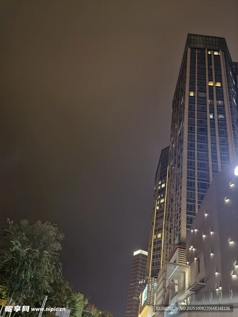 城市夜景中的璀璨摩天大樓