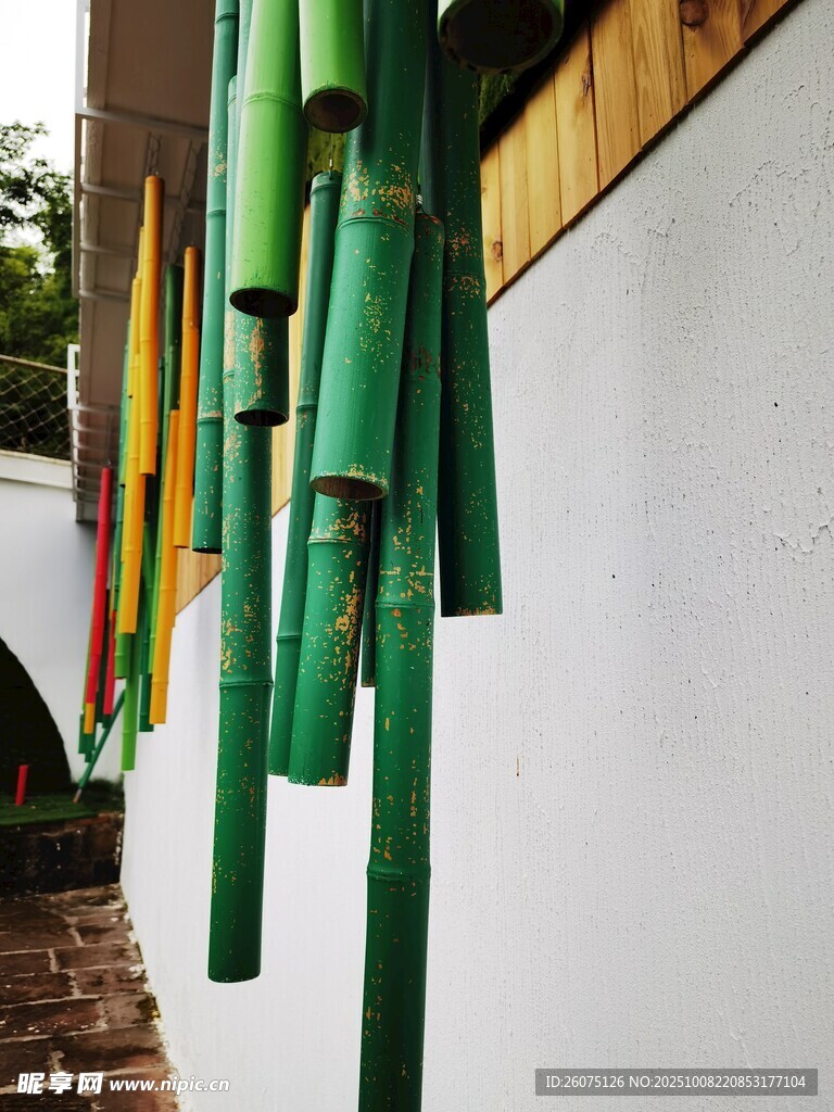綠色竹制水管裝飾墻面