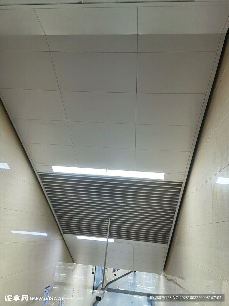 室內(nèi)狹長(zhǎng)走廊天花板景象