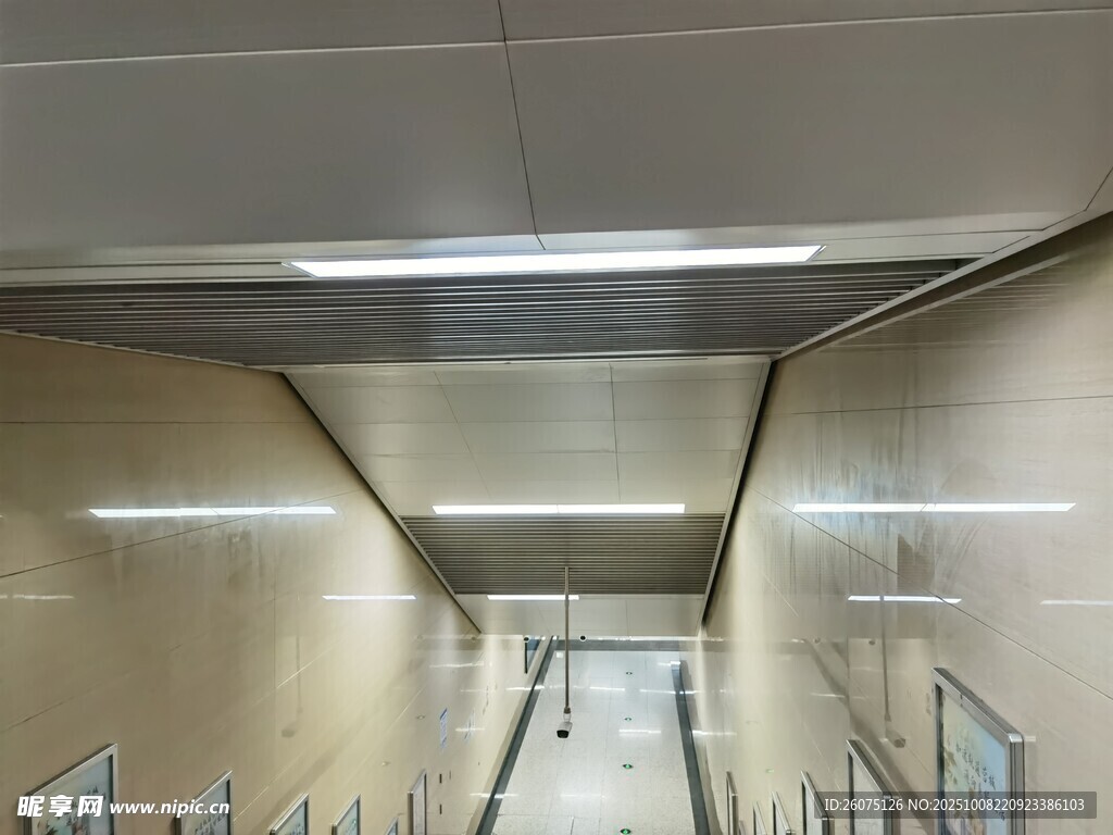 空曠明亮的地下通道