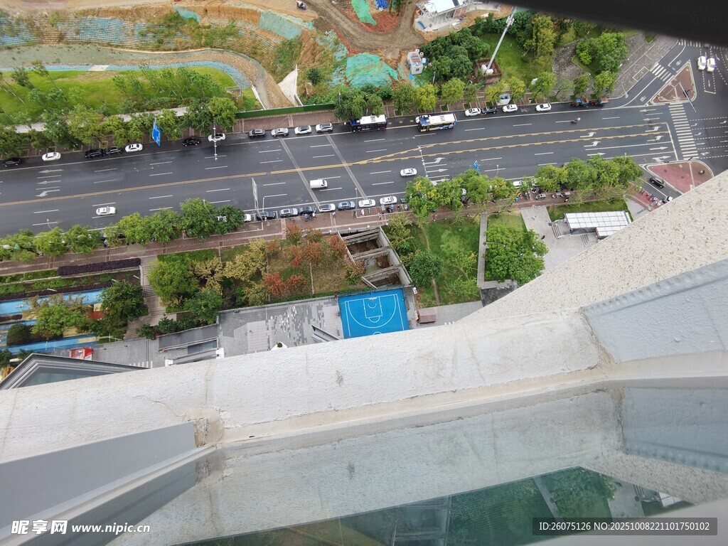俯瞰城市道路與綠植景觀