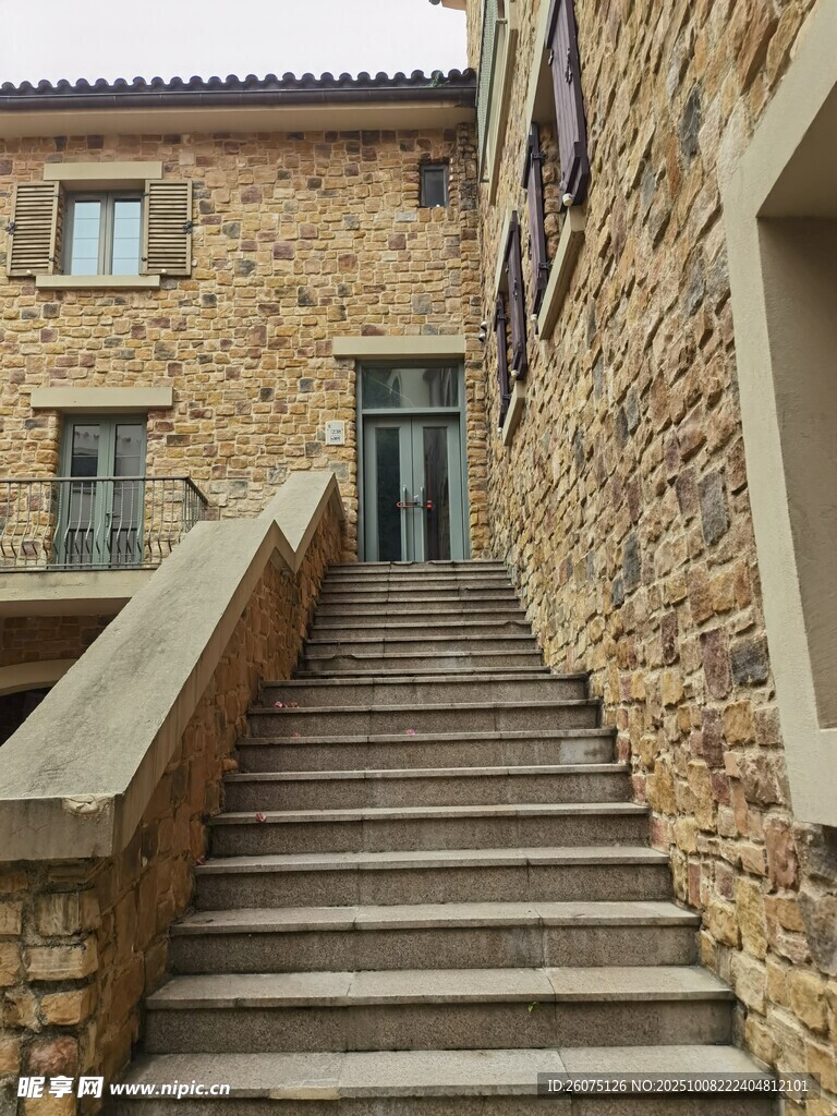 石砌階梯旁的古樸建筑